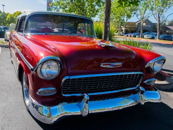 Ένα Παλιό Φωτεινό Κόκκινο Κλασικό Αυτοκίνητο Μια Ηλιόλουστη Μέρα — Φωτογραφία Αρχείου