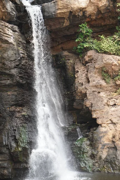 Disparo Vertical Una Hermosa Cascada Que Fluye Entre Las Rocas — Foto de Stock