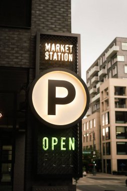 Denver, Colorado 'daki bir pazarın dikey görüntüsü.
