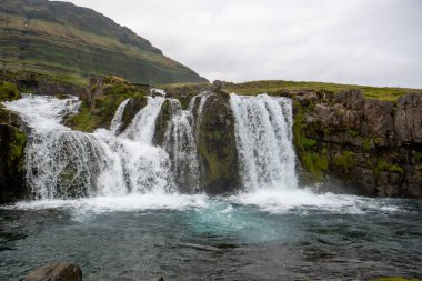 Kuzey İzlanda 'da gün ışığında Godafoss şelalesinin güzel bir görüntüsü.