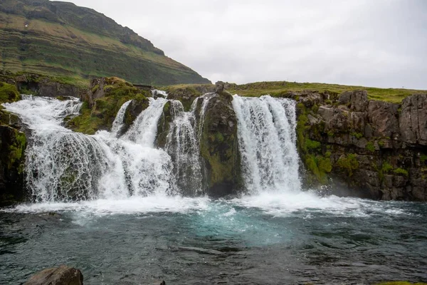 Kuzey İzlanda 'da gün ışığında Godafoss şelalesinin güzel bir görüntüsü.