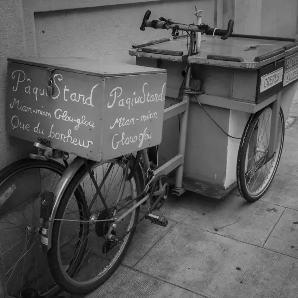 Gråskala Skott Vintage Cykel Vagn Parkerad Gatan — Stockfoto