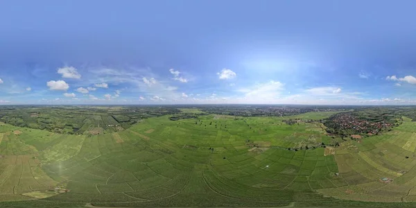 Panoramatický Pohled Krajinu Zelenými Poli Proti Modré Oblačné Obloze Venkovské — Stock fotografie