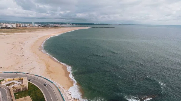 Una Hermosa Vista Una Playa Arena Con Mar Ondulado — Foto de Stock