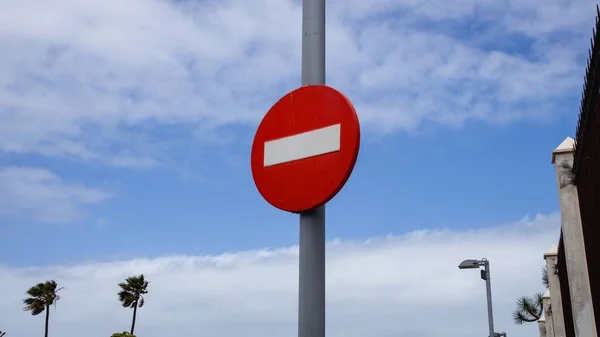 Een Close Van Een Beperkt Verkeersbord — Stockfoto