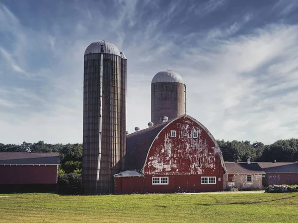 Une Vue Des Tours Silo Près Vieux Bâtiment Entouré Herbe — Photo