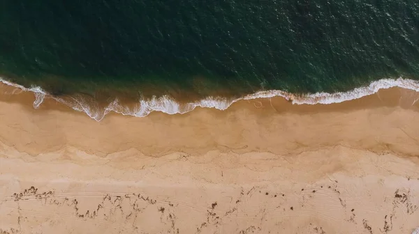 Красивий Вид Піщаний Пляж Хвилястим Морем Сонячний День — стокове фото