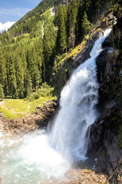 Eine Vertikale Aufnahme Des Krimmel Wasserfalls Der Die Mit Kiefern — Stockfoto