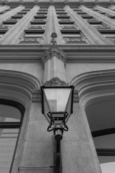 街路灯柱の垂直グレースケールショット — ストック写真