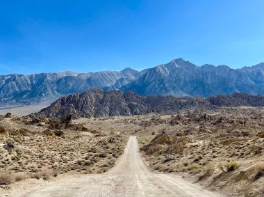 Güzel Alabama Tepeleri 'ne giden bir yol Inyo County, Kaliforniya' da Lone Pine 'da gün ışığında