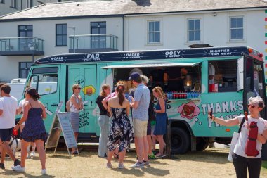 Bir fast food kamyonu ve Bray, İrlanda 'daki plaj bbq festivalinde müşteriler.