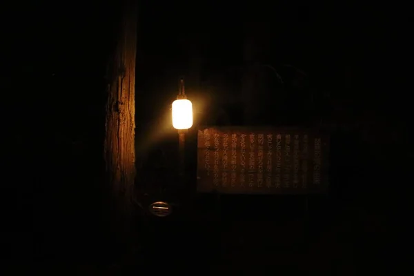 Close Sinal Japonês Escuro Iluminado Por Uma Lâmpada Brilhante — Fotografia de Stock