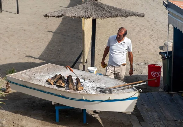 Cozinhar Espetos Sardinhas Dentro Barco Pesca Típico Areia Praia Bar — Fotografia de Stock