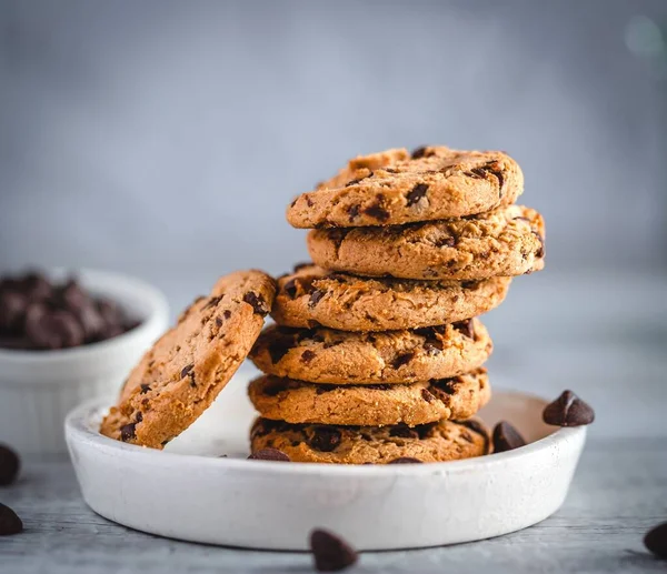 Uma Pilha Biscoitos Chocolate Placa Branca Chips Espalhados — Fotografia de Stock