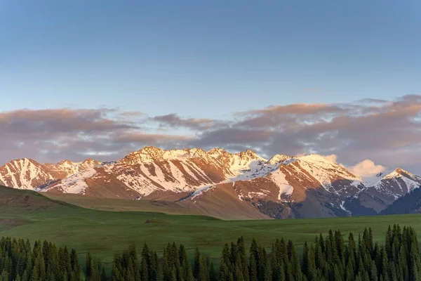 Uma Vista Fascinante Pôr Sol Dourado Sobre Montanhas — Fotografia de Stock