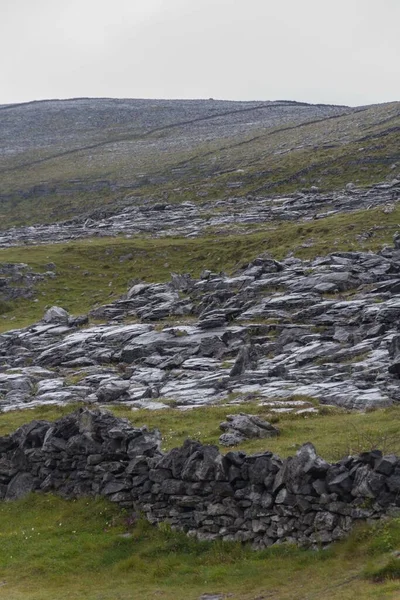 Eine Vertikale Aufnahme Der Wilden Irischen Küste — Stockfoto