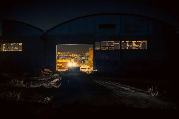 Eine Beleuchtete Verlassene Lagerhalle Der Nacht Portugal — Stockfoto
