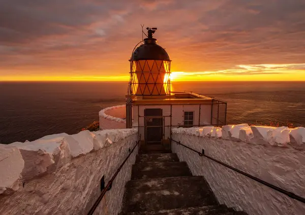 Een Prachtige Opname Van Vuurtoren Bij Een Zeegezicht Tijdens Zonsondergang — Stockfoto