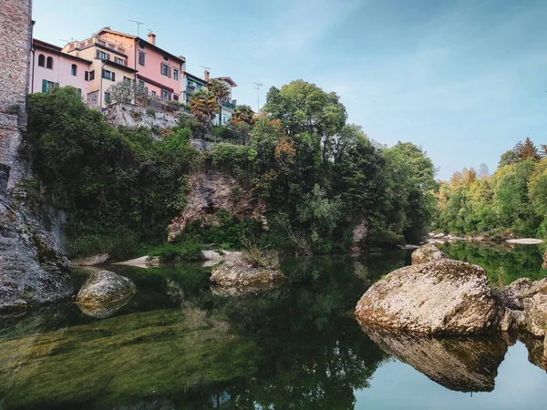 Renkli Binaların Önündeki Cividale Del Friuli Deki Natisone Nehrinin Manzarası — Stok fotoğraf