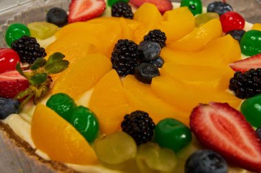 Çilekli meyveli, yaban mersinli, kirazlı ve şeftalili meyveli kek.