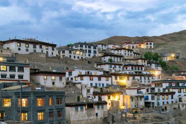 Hindistan 'ın ünlü Kibber köyü. Işıklar açık ve parlak mavi gökyüzü arka planda.