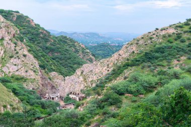 Hindistan 'ın Jaipur kentindeki Maymun Tapınağı (Galtaji) manzarası