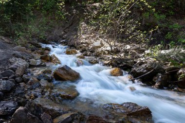 Bir nehrin uzun pozlama görüntüsü.