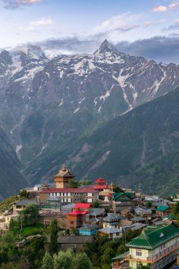 Kalpa köyünün dikey bir görüntüsü. Arka planda Sutlej nehir vadisinde renkli binalar ve dağlar var.