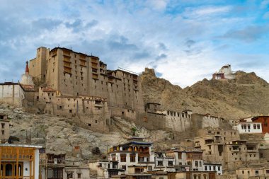 Hindistan 'daki Leh Sarayı' nın alçak açılı görüntüsü.