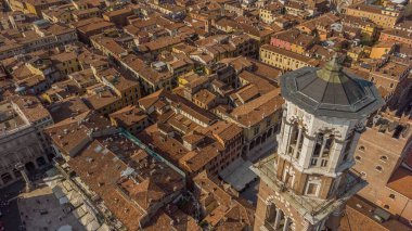 Güneşli bir günde modern binaların yüksek açılı manzarası