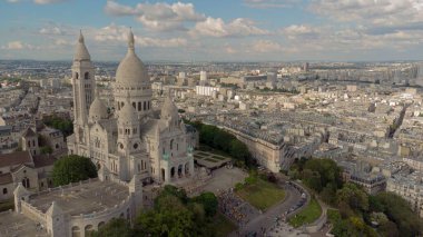 Güneşli bir günde modern binaların havadan görünüşü