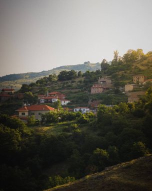 Güneş batarken, son ışık bu eski köyün içinden kayıyor.