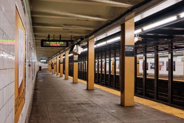 New York 'ta tren yolu olan bir metro istasyonu.
