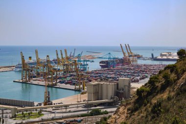 Montjuic parkından Barcelona, İspanya limanının yatay görüntüsü