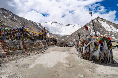 Hindistan 'daki Ladakh Sıradağları' ndaki Chang La dağ geçidi.