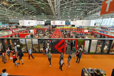 Uluslararası kitap fuarındaki Feltrinelli İtalyan yayınevi standında bir kalabalık.