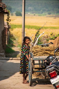 Kimliği belirsiz çocuklar işten sonra eve dönüyorlar..