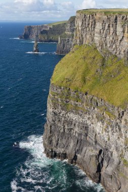 İrlanda 'nın Clare ilçesindeki Moher' in güzel uçurumları İrlanda 'da Aillte ve Mhothair