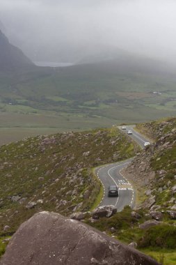 Güzel bir trafik yolu manzarası sisli bir günde tepede arabalarla