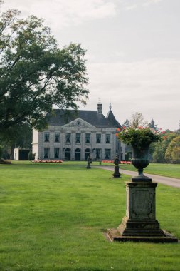 Hollanda 'daki lüks bahçesiyle Singraven malikanesinin muhteşem manzarası, dikey bir çekim.
