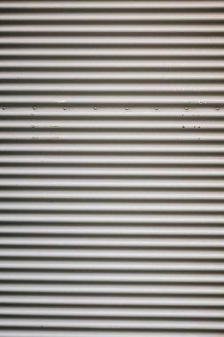 Kapalı metal kapaklı bir mağazanın dikey görüntüsü.