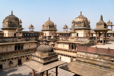 Bulutsuz bir günde Hindistan 'daki Orchha Kalesi kompleksinin güzel bir fotoğrafı.