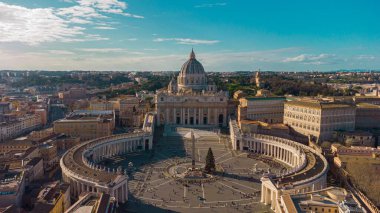 Güneşli bir günde modern binaların havadan görünüşü