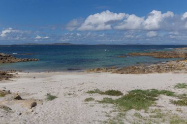 İrlanda 'nın vahşi kıyıları bulutlu gökyüzünün altında