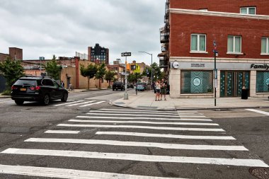 New York 'ta gündüz vakti yaya geçidi ve binaları olan bir cadde.