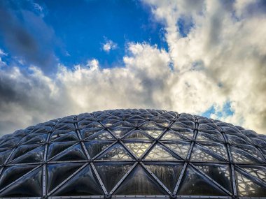 Altın saatinde cam bir konservatuarın güzel bir görüntüsü.