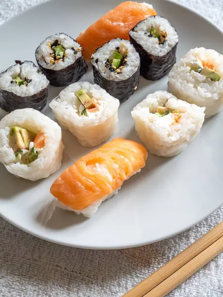 Een Close Van Een Bord Heerlijke Sushi Een Tafel — Stockfoto