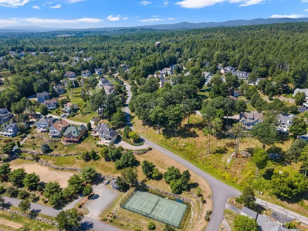 ニューハンプシャー州ラコニア州サウス ダウン ショアーズの緑の木々に囲まれた家屋の空中写真 — ストック写真