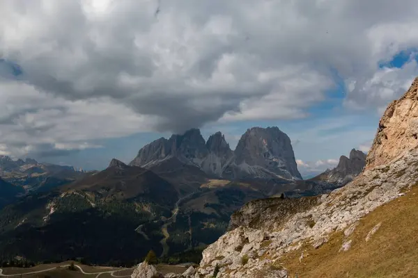 Una Vista Panoramica Sulle Dolomiti Italia Una Giornata Nuvolosa — Foto Stock