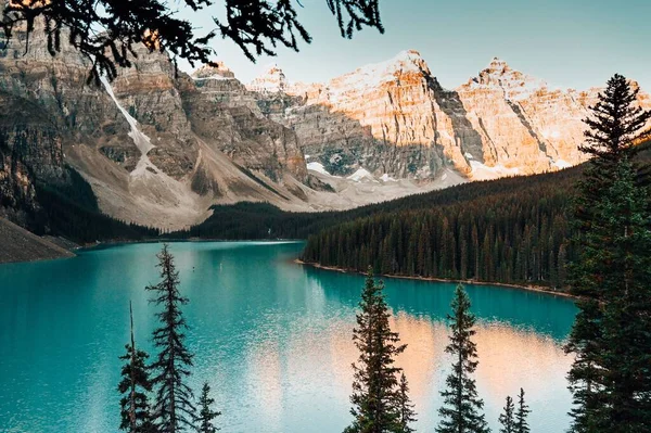 Uma Vista Maravilhosa Lago Moraine Cercado Por Montanhas Florestas Parque — Fotografia de Stock